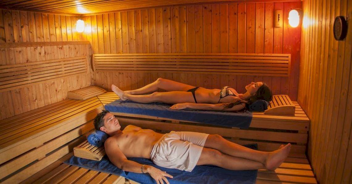 Zwei Personen entspannen sich in einer Holzsauna des Grand Palladium Bavaro Suites Resort & Spa