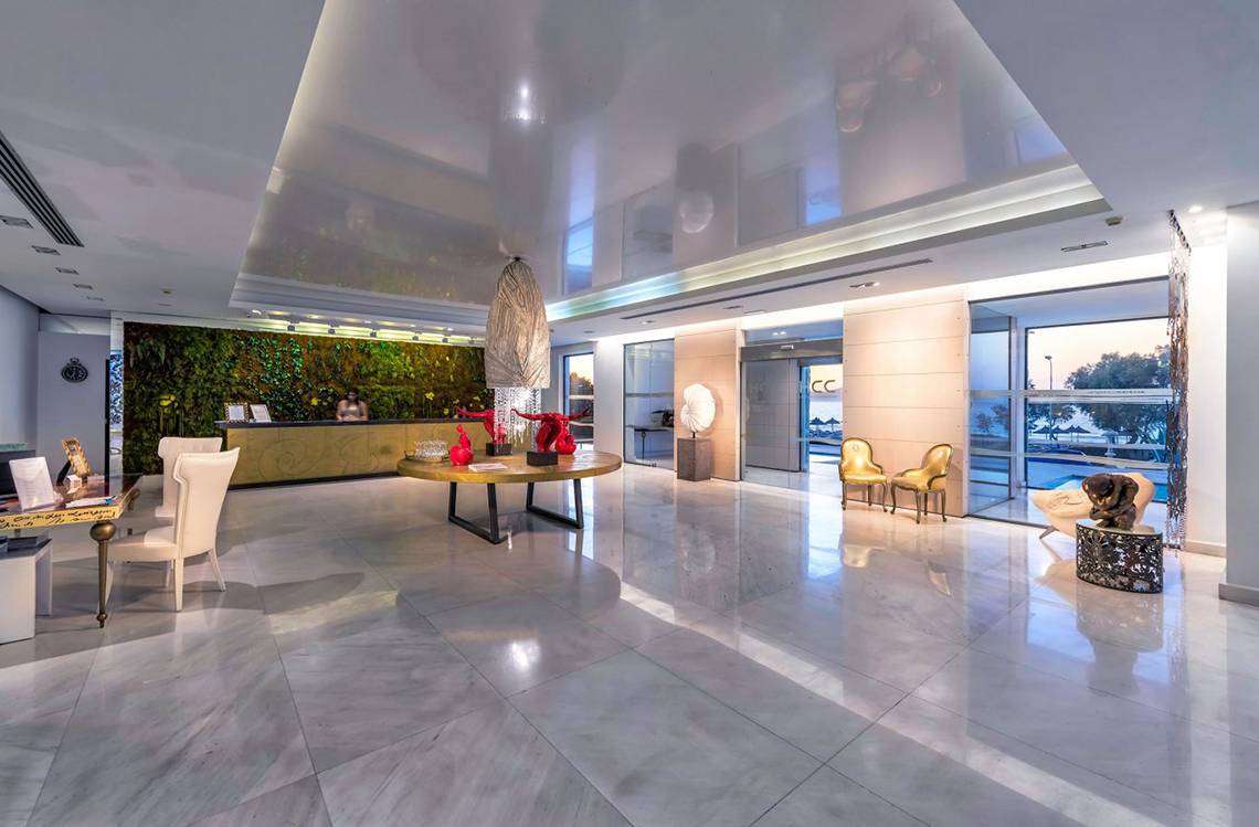 Empfangsbereich des Diamond Deluxe Hotels mit moderner Einrichtung und Marmorboden.