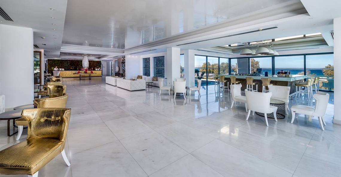 Lobby des Diamond Deluxe Hotels mit weißen Möbeln und Meeresblick