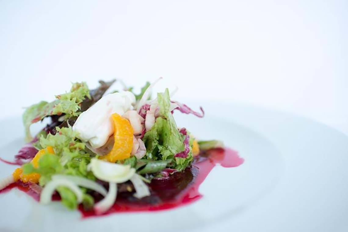 Salat auf einem Teller im Royal Blue Resort.