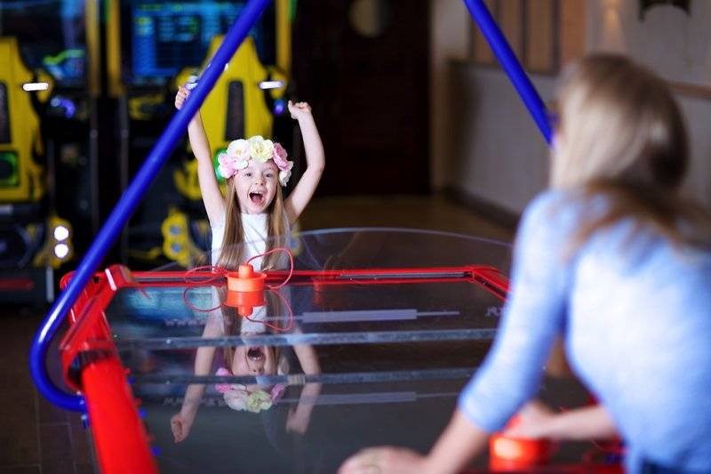Ein junges Mädchen spielt Tischtennis im Spielzimmer des Marjan Island Resort & Spa.