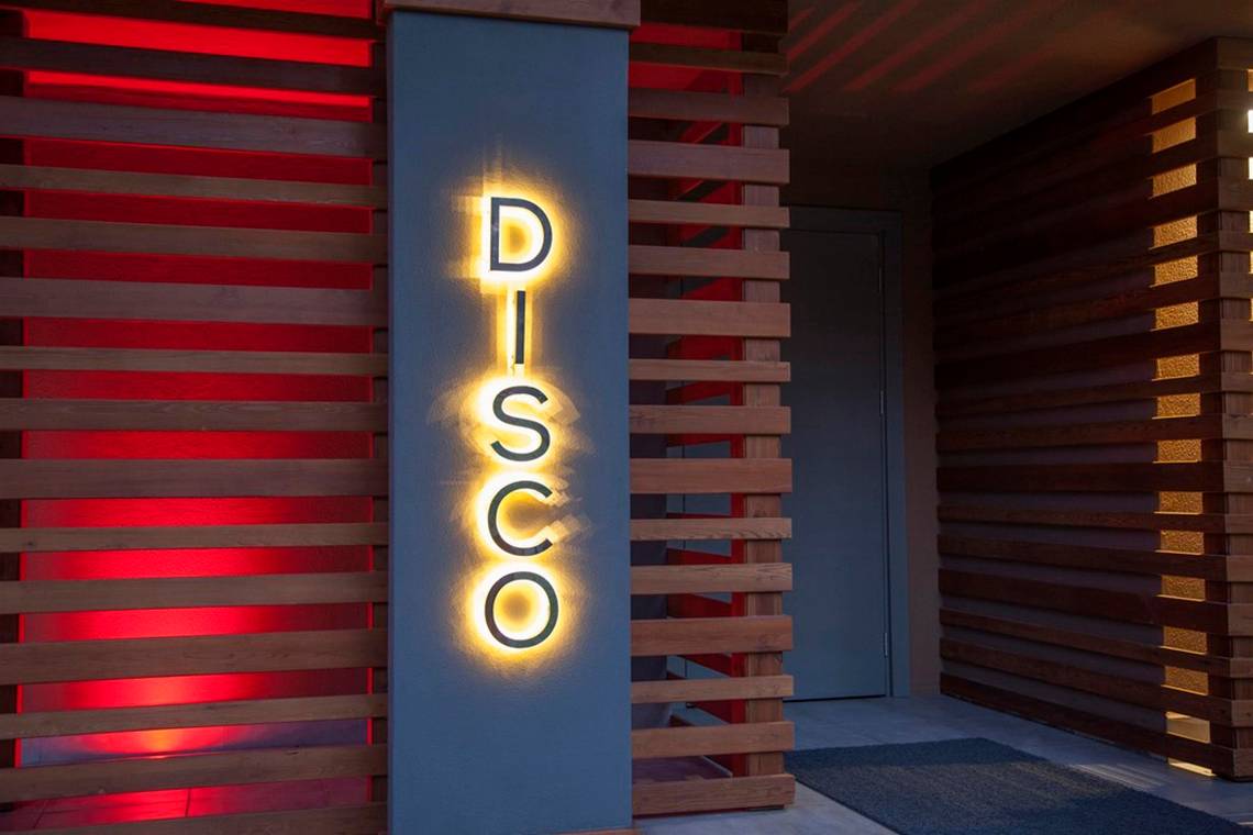 Leuchtendes Disco-Schild vor dem Arcanus Side Resort
