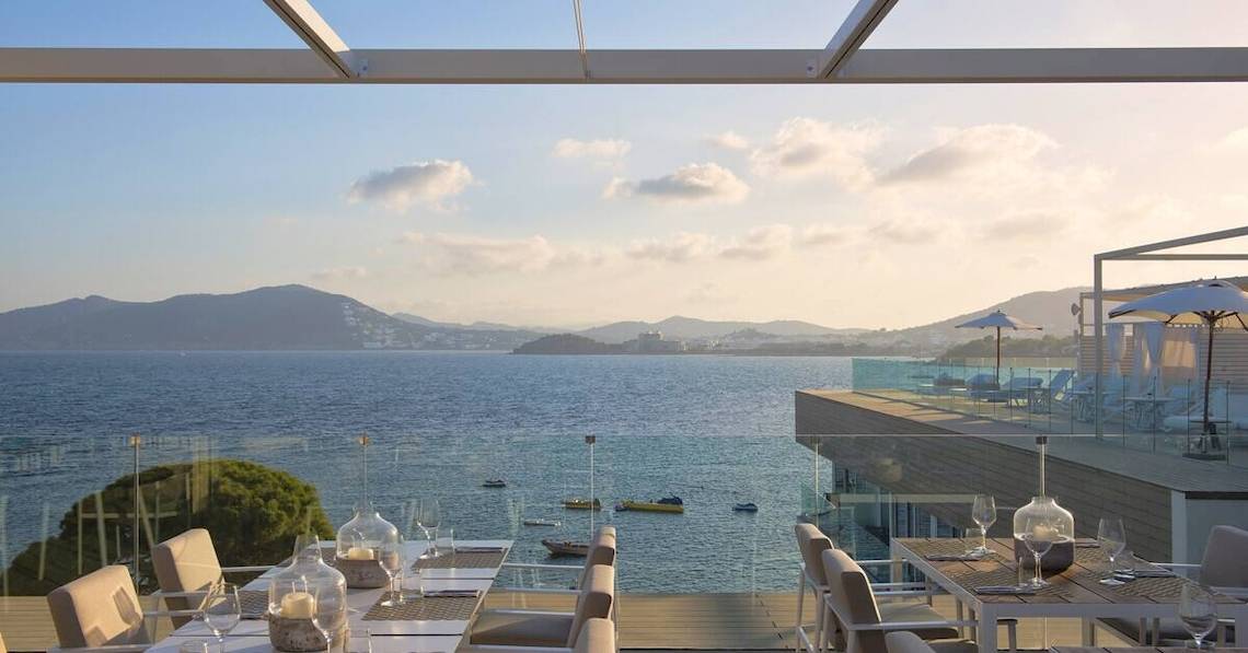 Ausblick von der Terrasse des ME Ibiza Hotels mit Blick auf das Meer und die Berge.