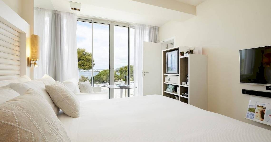 Innenansicht eines Zimmers im ME Ibiza Hotel mit Blick auf den Ozean.