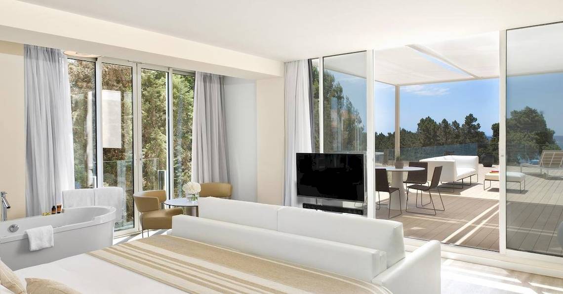 Innenansicht der Suite im ME Ibiza Hotel mit Blick auf Terrasse und Landschaft