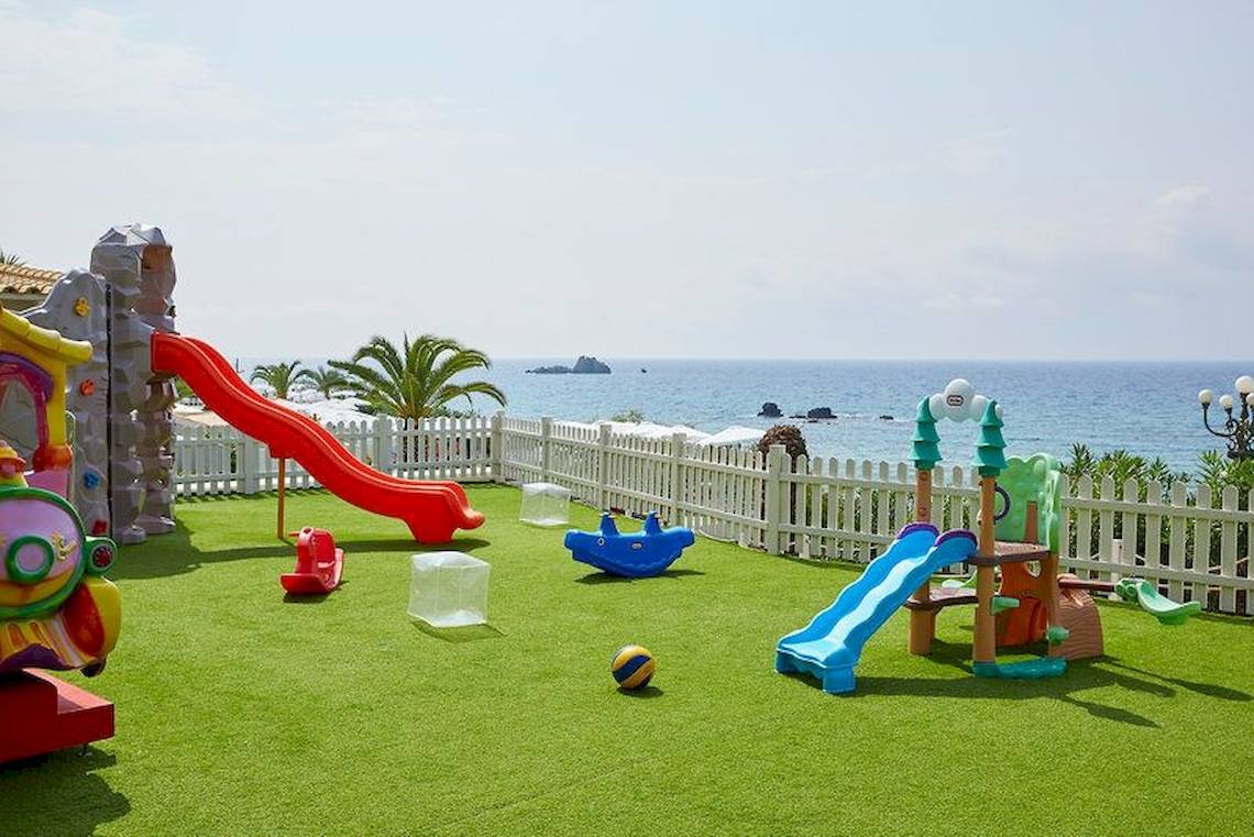 Spielplatz am Strand neben dem Pelekas Kloster mit Blick auf das Meer