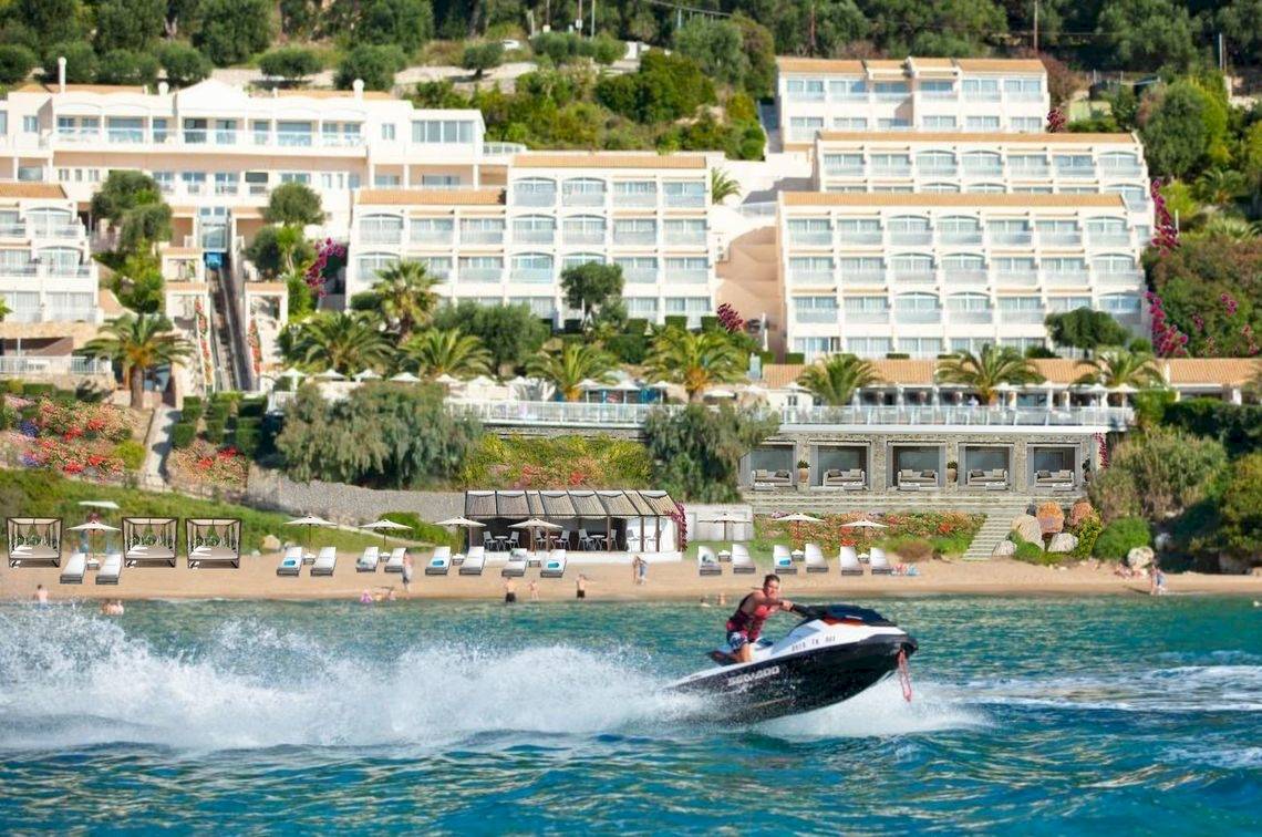 Ein Mann fährt auf einem Jet Ski am Strand vor dem Pelekas Kloster Hotel.