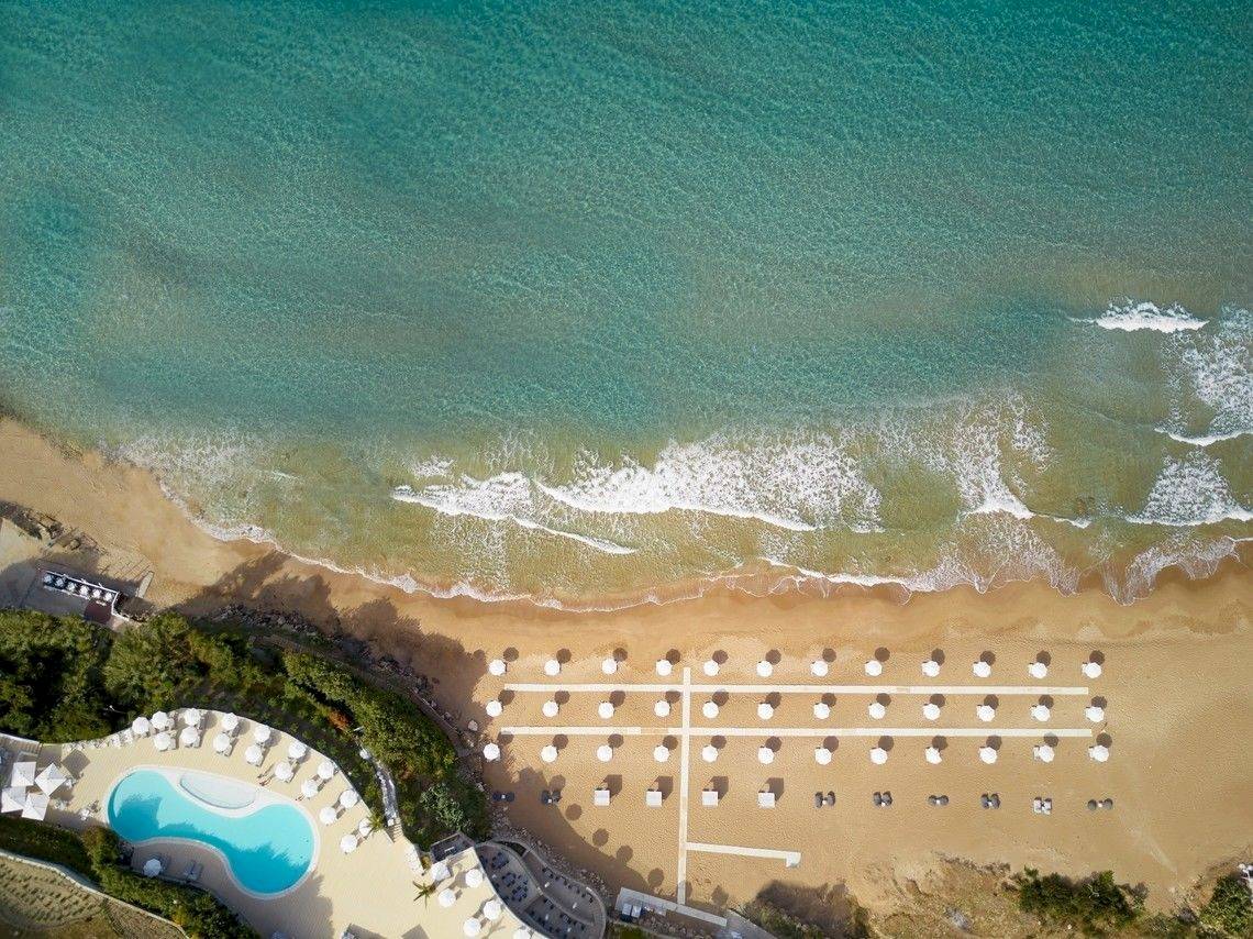 Luftaufnahme des Pelekas Klosters mit Blick auf den Strand und den Poolbereich
