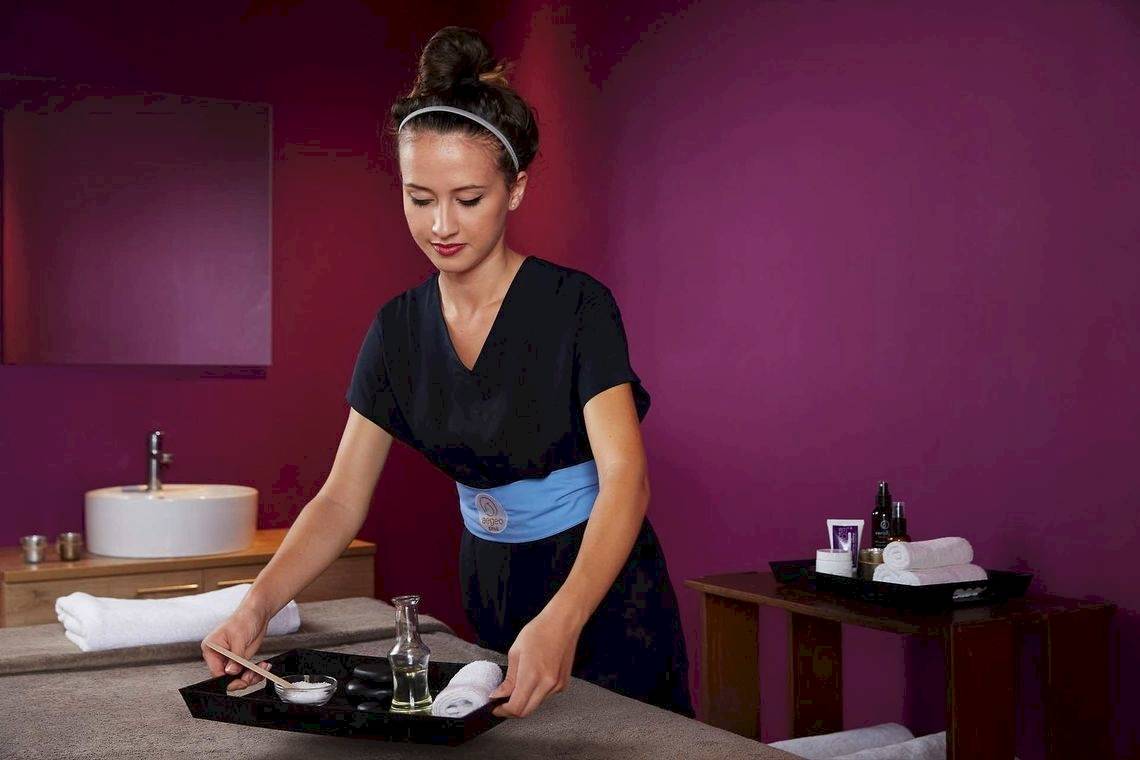 Massage Behandlung im Wellnessbereich des Pelekas Klosters mit einer Frau in schwarzer Kleidung.