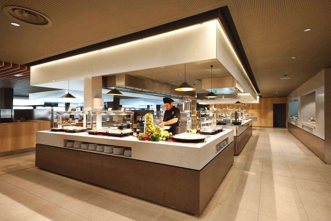 Buffet Tisch im Restaurant des Hotels Sotavento Beach Club mit verschiedenen Gerichten und einem Koch, der gerade arbeitet.