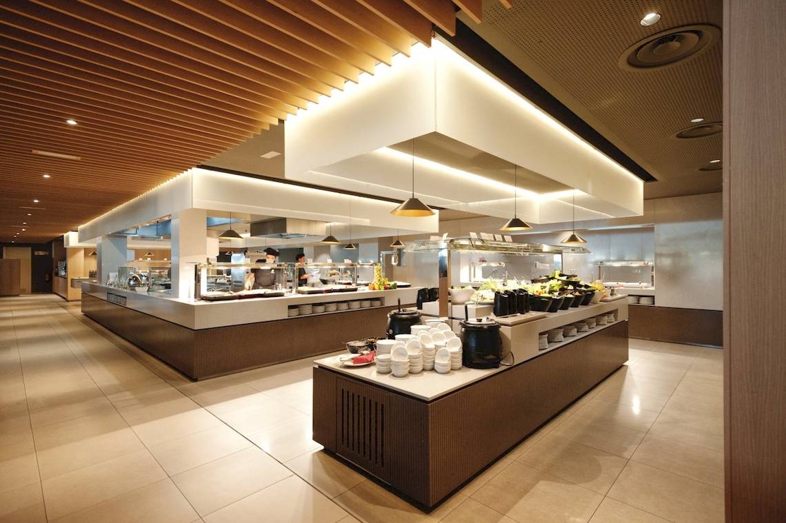 Innenansicht des Restaurants im Sotavento Beach Club mit Buffet und servierenden Mitarbeitern.