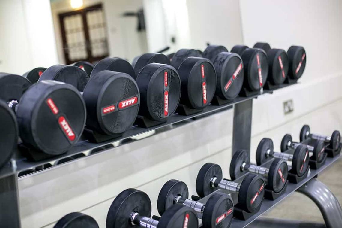 Reihe von schwarzen Gewichten im Fitnessstudio des Golden Bay Beach Hotels