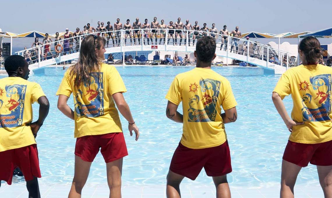 Animationsteam am Pool des Mitsis Rinela Beach Hotels