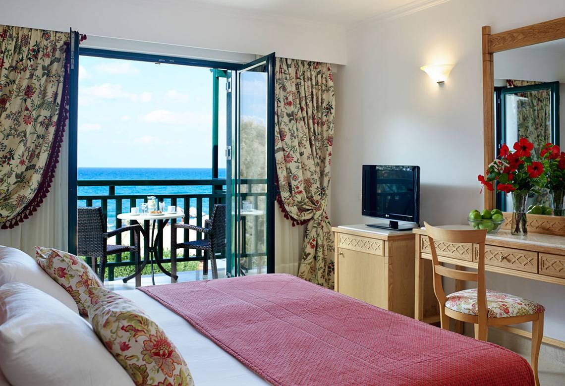 Zimmer im Mitsis Rinela Beach Hotel mit Blick auf das Meer von der Terrasse