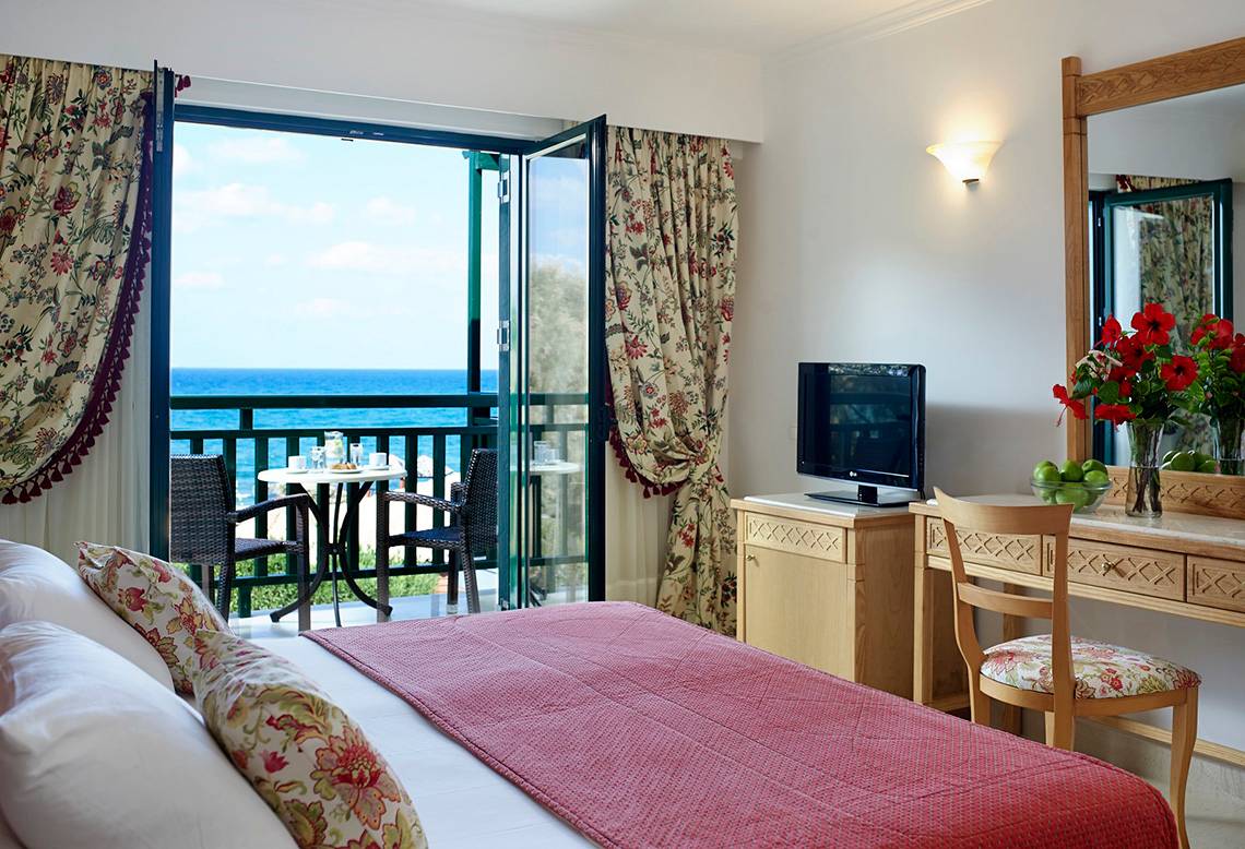 Hotelzimmer im Mitsis Rinela Beach Hotel mit Blick auf das Meer und einen Balkon
