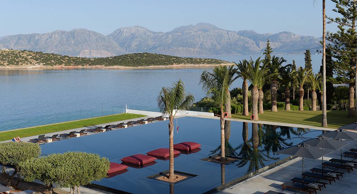 Minos Palace Hotel & Suites Außenbereich mit Pool und Blick aufs Meer