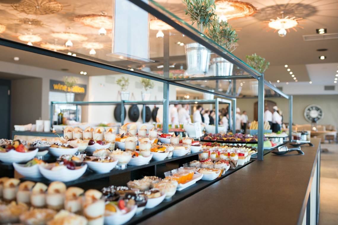 Buffet im Minos Palace Hotel mit verschiedenen Desserts und Gerichten.