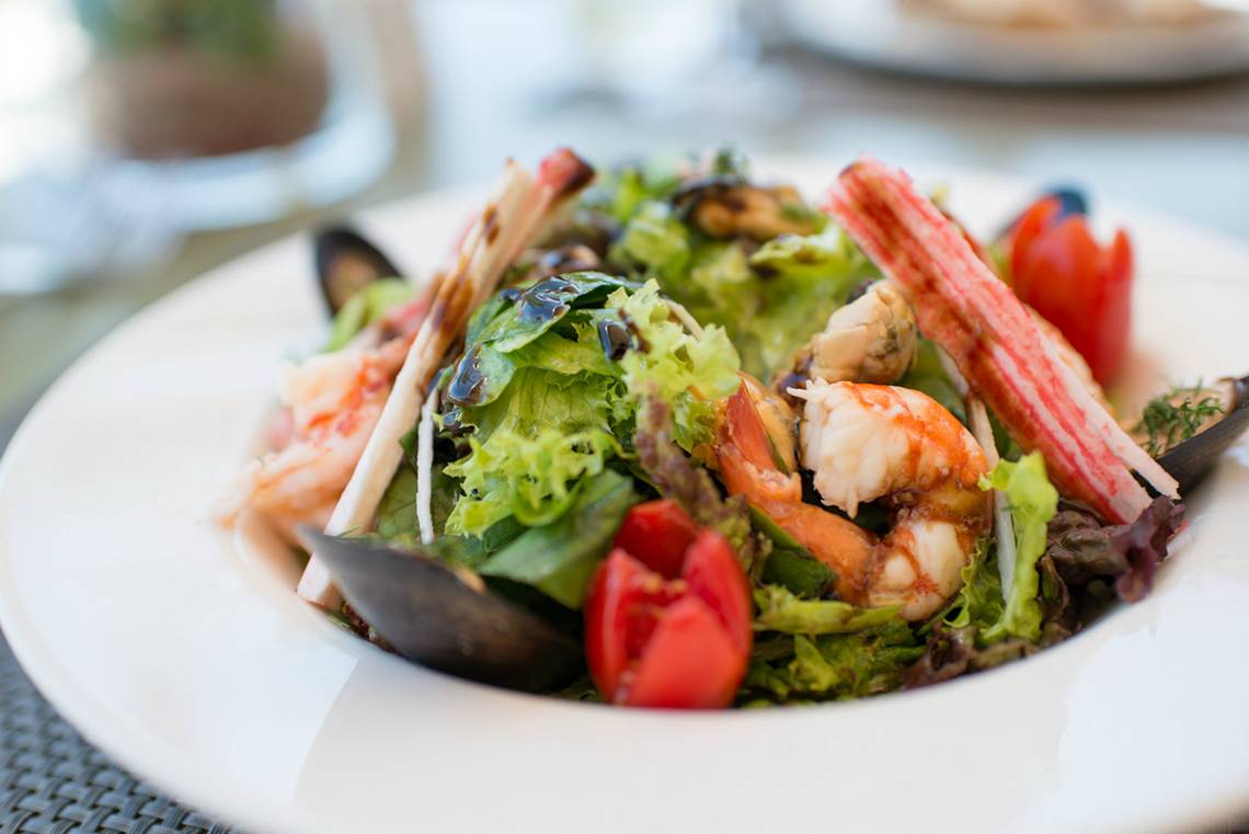 Nahrungsmittel auf einem weißen Teller im Minos Palace Hotel & Suites