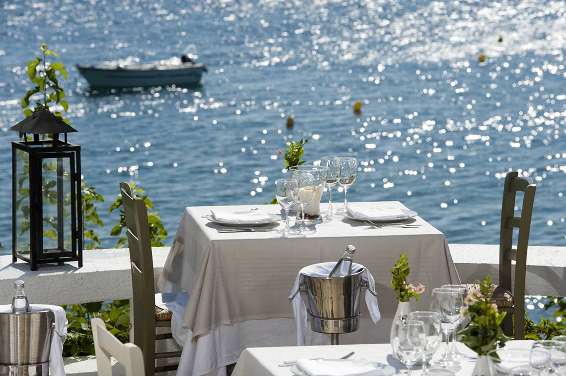 Minos-Palast-Hotel-Terrasse-mit-Tisch-am-Meer