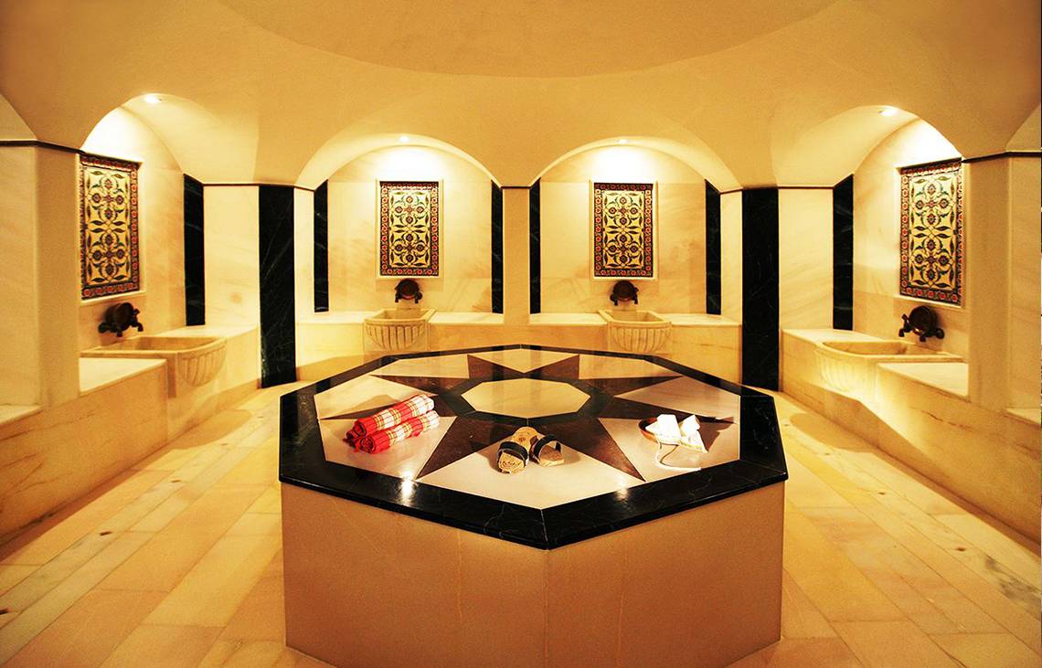 Wellnessbereich im Side Sun Hotel mit mehreren Waschbecken und dekorativen Wandbildern.