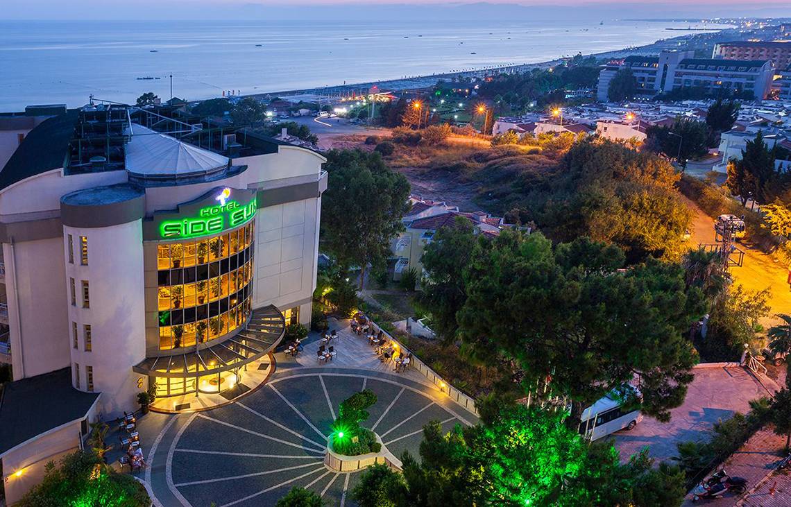 Luftaufnahme des Side Sun Hotels mit Blick auf das Meer und die Stadt