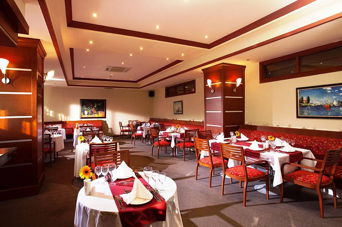 Innenansicht des Restaurants im Hotel Side Sun mit gedeckten Tischen und Stühlen.