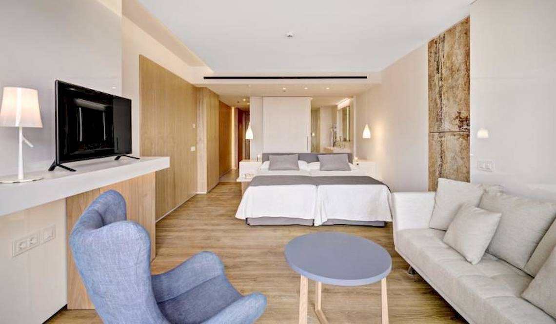 Doppelzimmer im Hipotels Playa de Palma Palace mit Fernseher, Bett, Couch und Tisch