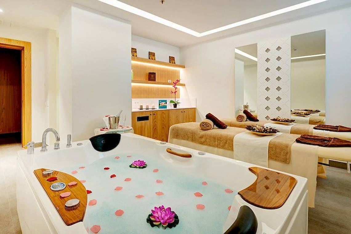 Spa-Bereich im Hipotels Playa de Palma Palace mit Badewanne und Massageliegen.
