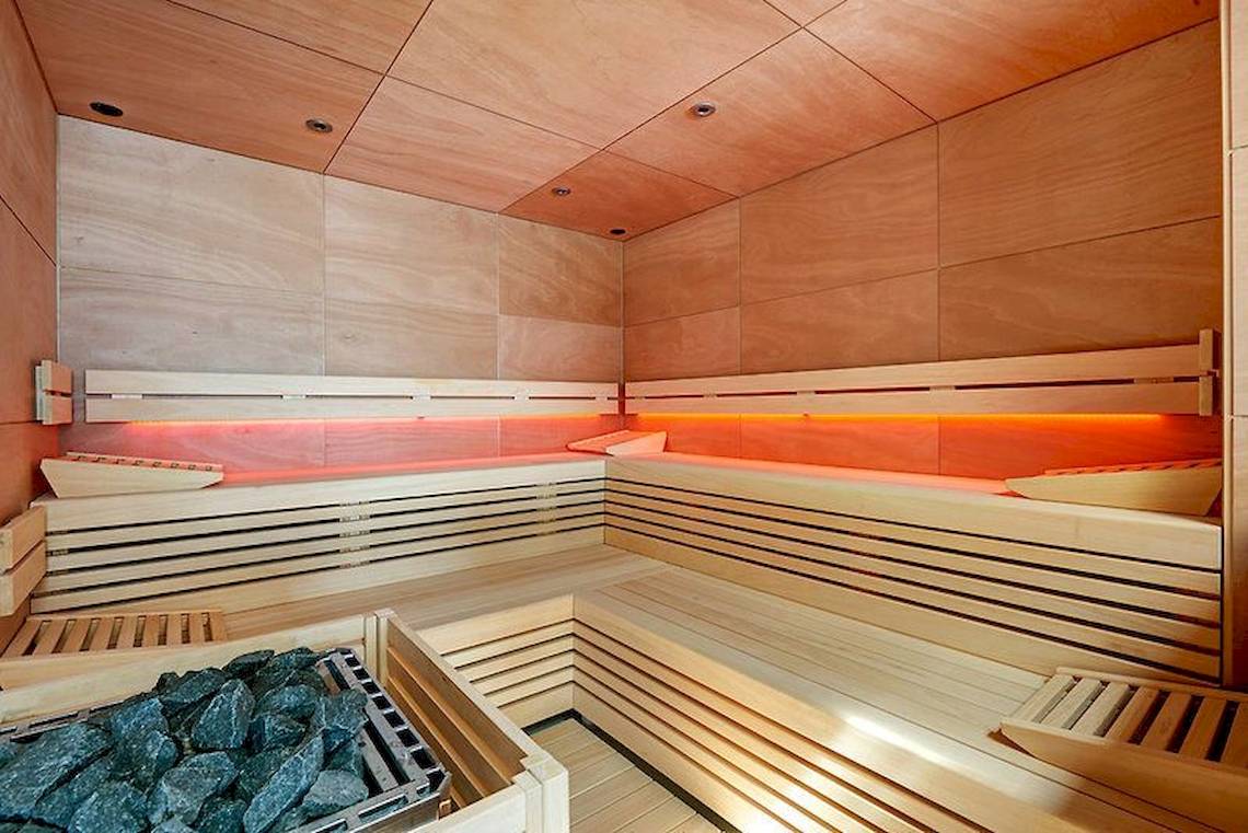 Innenansicht der Sauna im Hipotels Playa de Palma Palace mit Holzwänden und Bänken.