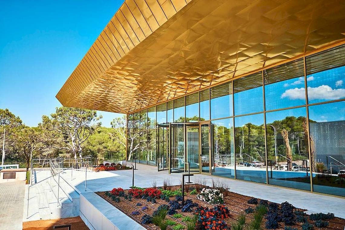 Außenansicht des Hipotels Playa de Palma Palace mit goldenem Dach und Glasfassade