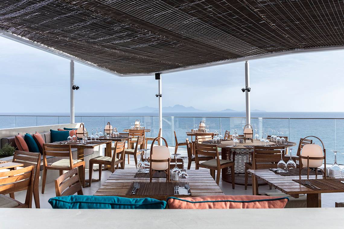 Terrasse im Mitsis Summer Palace Beach Hotel mit Blick auf das Meer