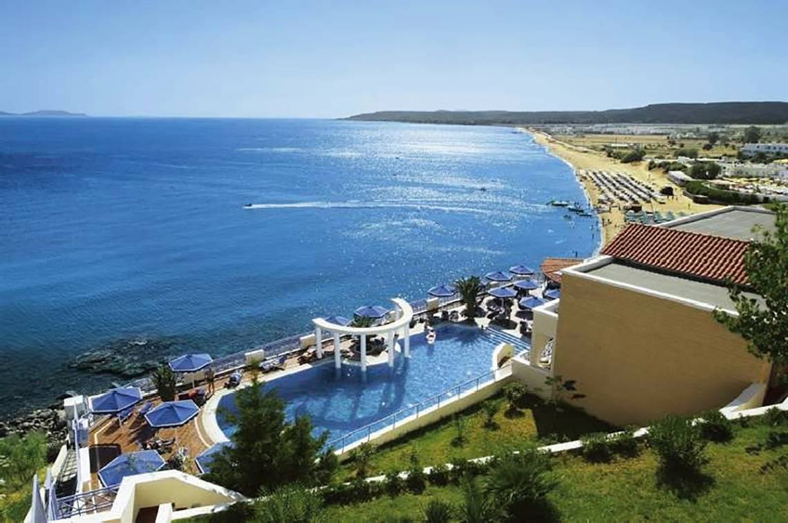 Luftaufnahme des Mitsis Summer Palace Beach Hotels mit Pool und Meerblick
