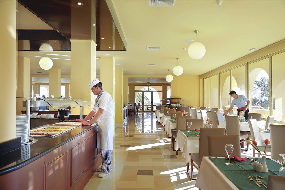 Restaurant des Domes of Corfu, Autograph Collection Hotels mit Kellnern, die Speisen servieren und Tische vorbereiten