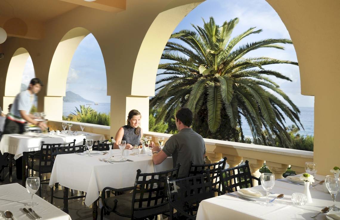 Paar genießt Essen auf der Terrasse des Domes of Corfu, Autograph Collection Hotel