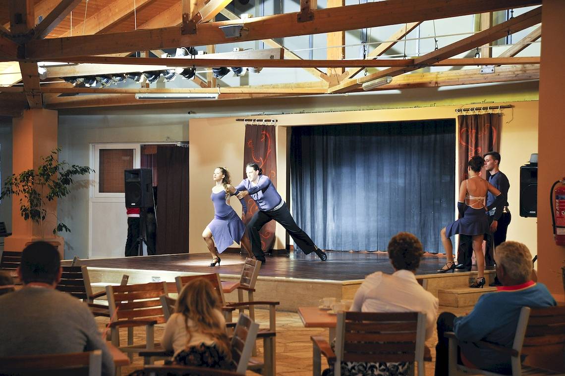 Ein Tanzpaar auf der Bühne im Domes of Corfu, Autograph Collection Hotel.
