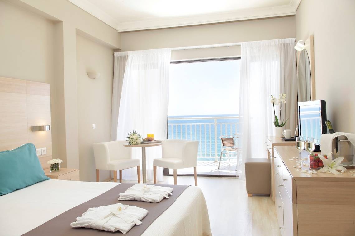 Hotelzimmer im Domes of Corfu, Autograph Collection mit Meerblick und Balkon.