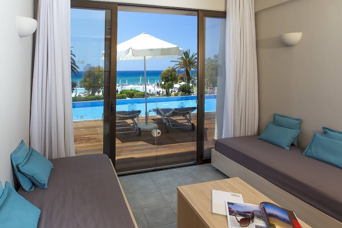 Innenansicht der Suite im Domes of Corfu, Autograph Collection mit Blick auf den Pool.