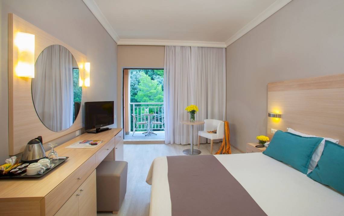 Hotelzimmer im Domes of Corfu, Autograph Collection mit Balkon, Fernseher und Tisch.
