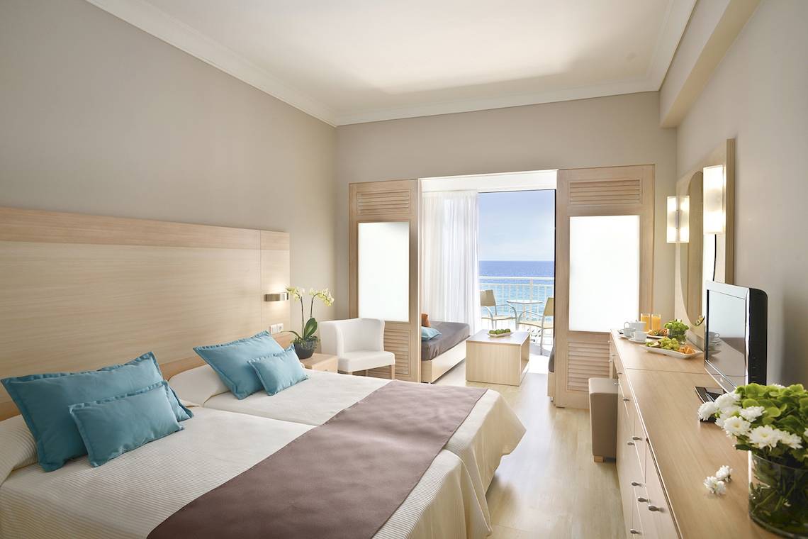 Doppelzimmer mit Meerblick im Domes of Corfu, Autograph Collection mit Balkon, zwei Betten und Panoramafenstern.