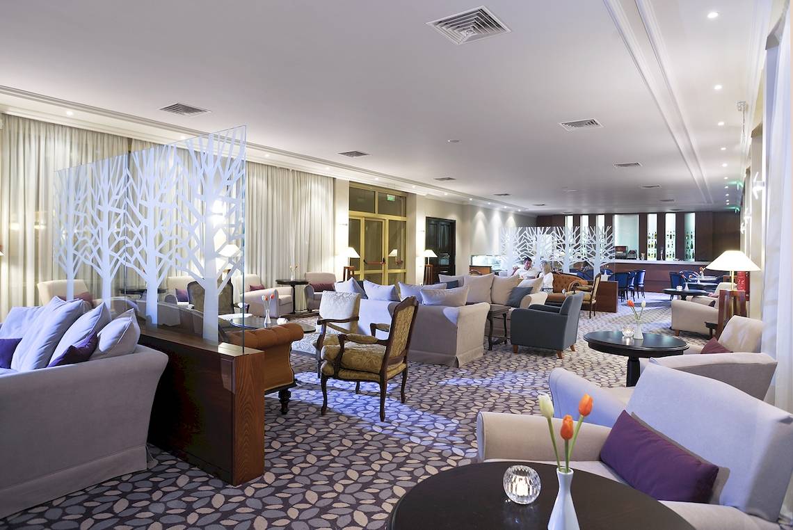 Loungebereich im Domes of Corfu, Autograph Collection mit Sitzmöbeln, Tischen und Dekoration.