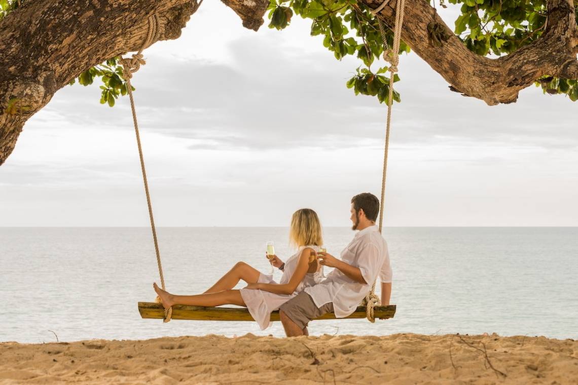 Paar auf einer Schaukel am Strand von Khao Lak Emerald Beach Resort & Spa