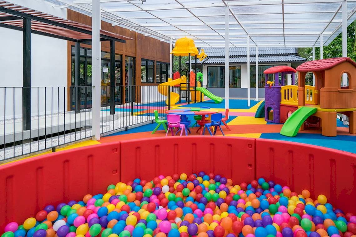 Kinderspielplatz im Khao Lak Emerald Beach Resort mit bunten Bällen und Spielgeräten.