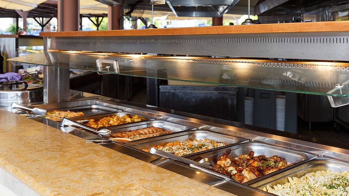 Buffet im Lindos Princess Beach Hotel mit verschiedenen Gerichten und Speisen.
