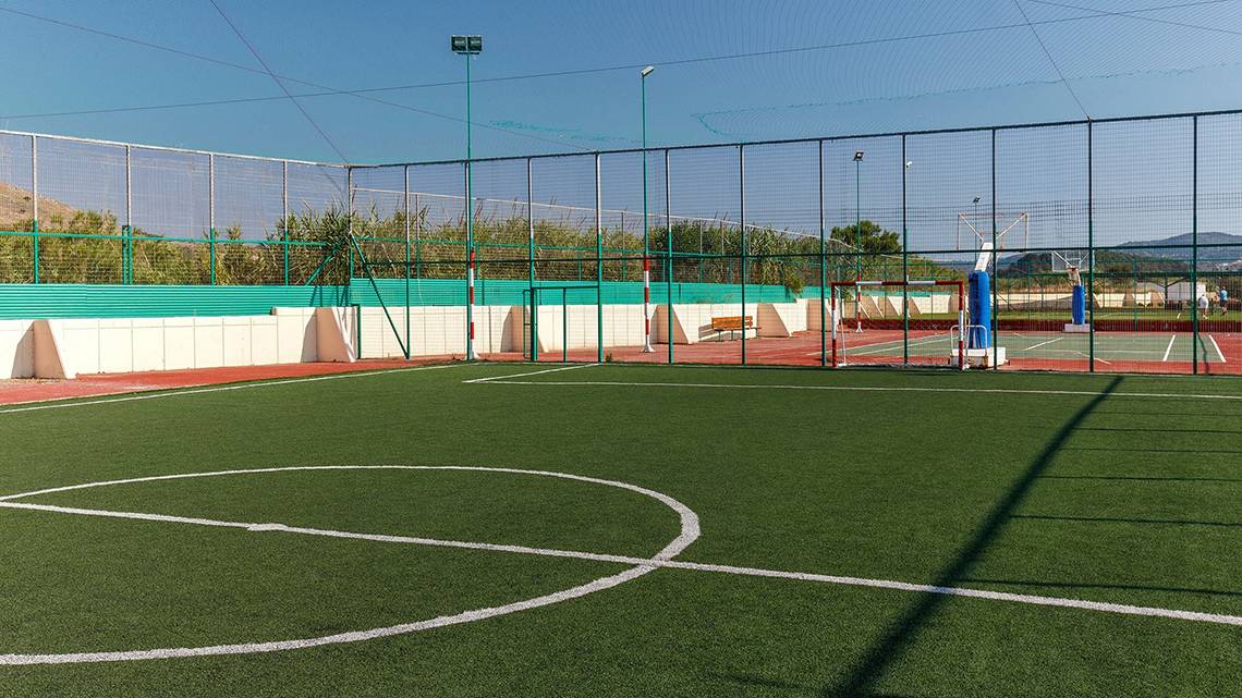 Sportplatz des Lindos Princess Beach Hotels mit einem Fußballfeld, einem Basketballfeld und einem Volleyballfeld.
