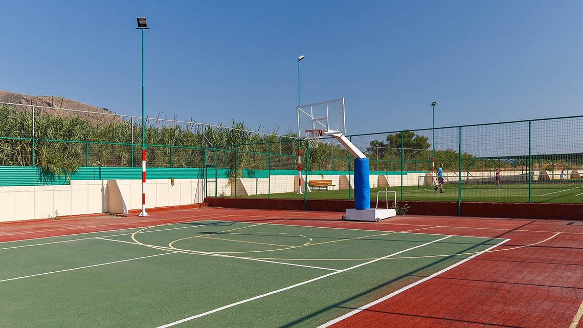 Basketballplatz am Lindos Princess Beach Hotel mit grünem Boden und roten Seitenstreifen.