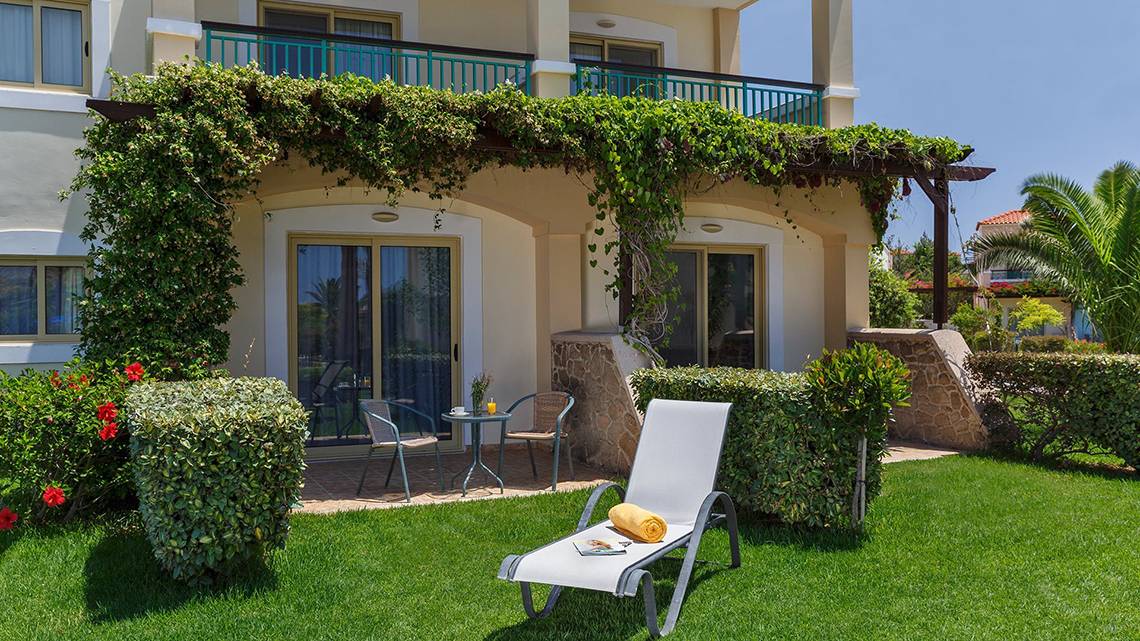 Terrasse des Lindos Princess Beach Hotels mit Liegestuhl und Tisch.