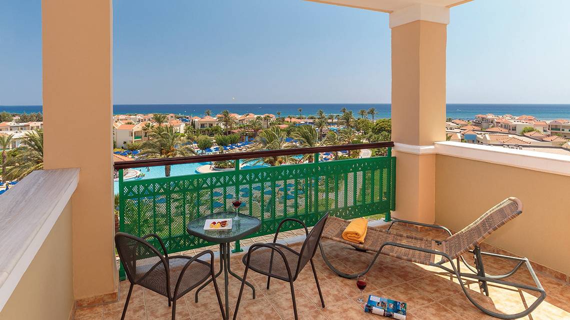 Balkon im Lindos Princess Beach Hotel mit Blick auf das Meer und den Pool