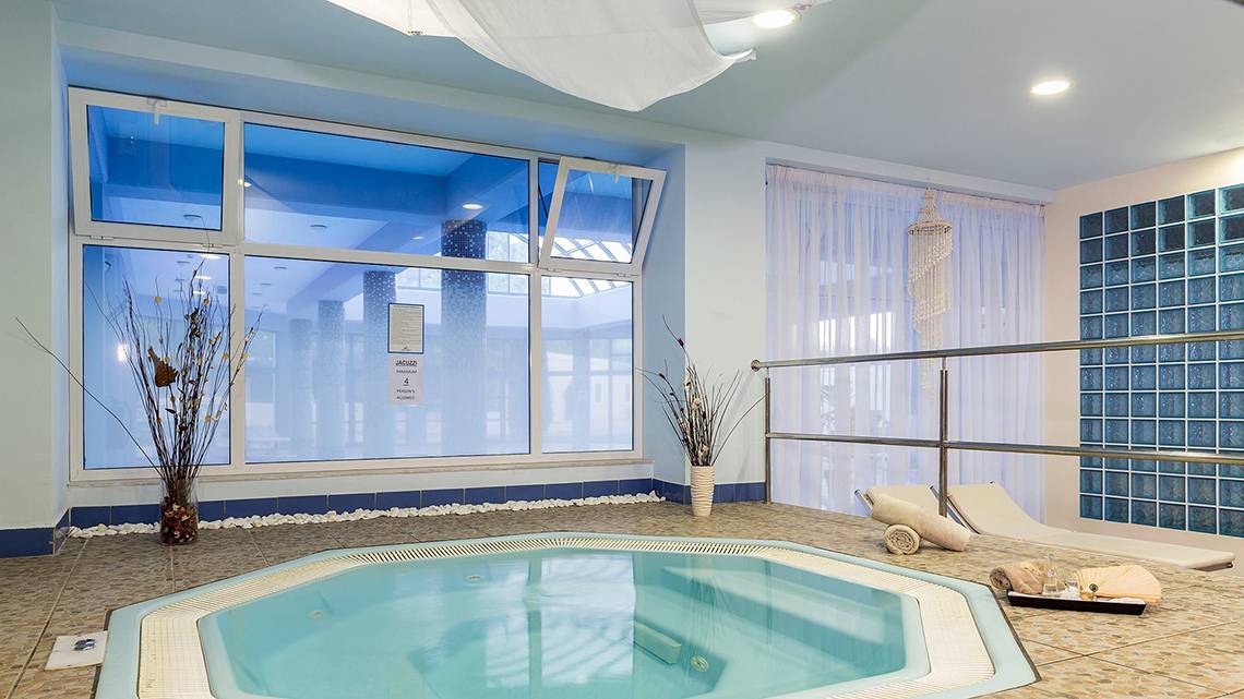 Innenpool im Lindos Princess Beach Hotel mit Fenstern und Loungebereich
