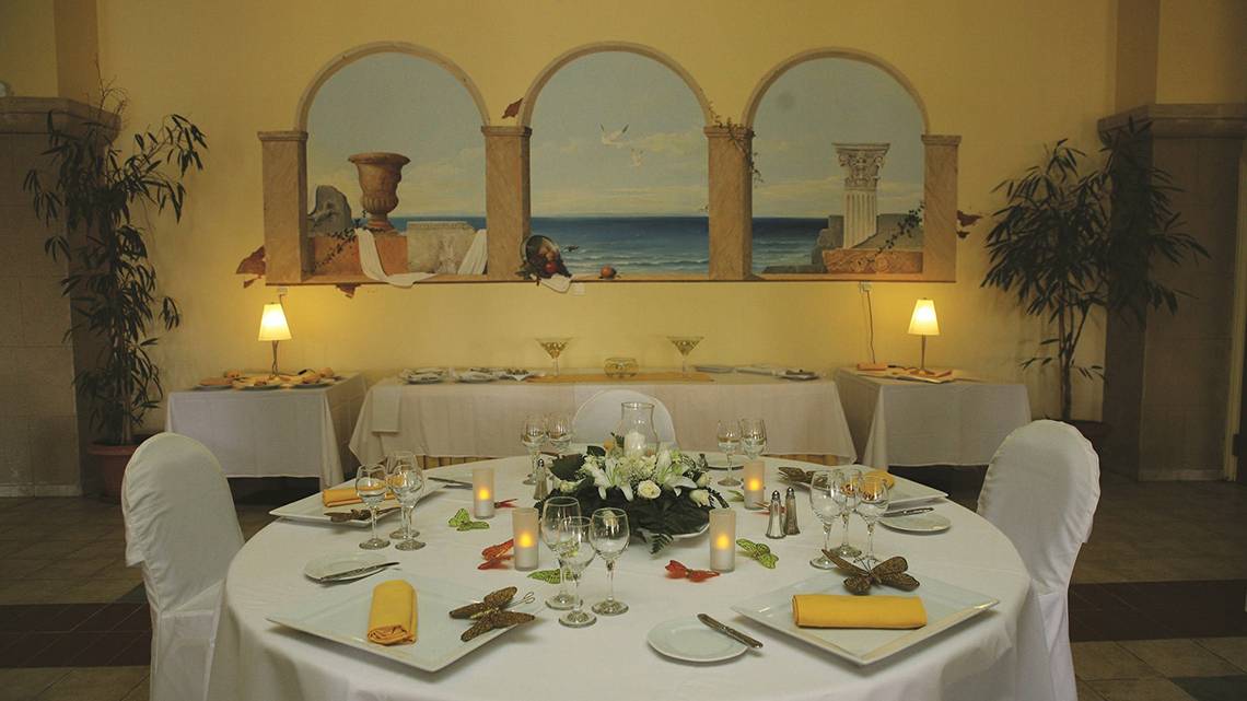 Eßtisch im Lindos Princess Beach Hotel mit Blumen und Kerzen dekoriert.
