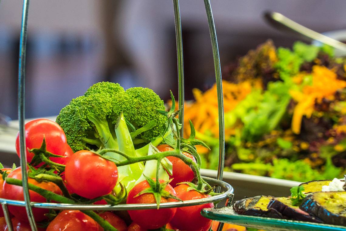 Gemüsebuffet im Lordos Beach Hotel mit Tomaten, Brokkoli und Salaten.